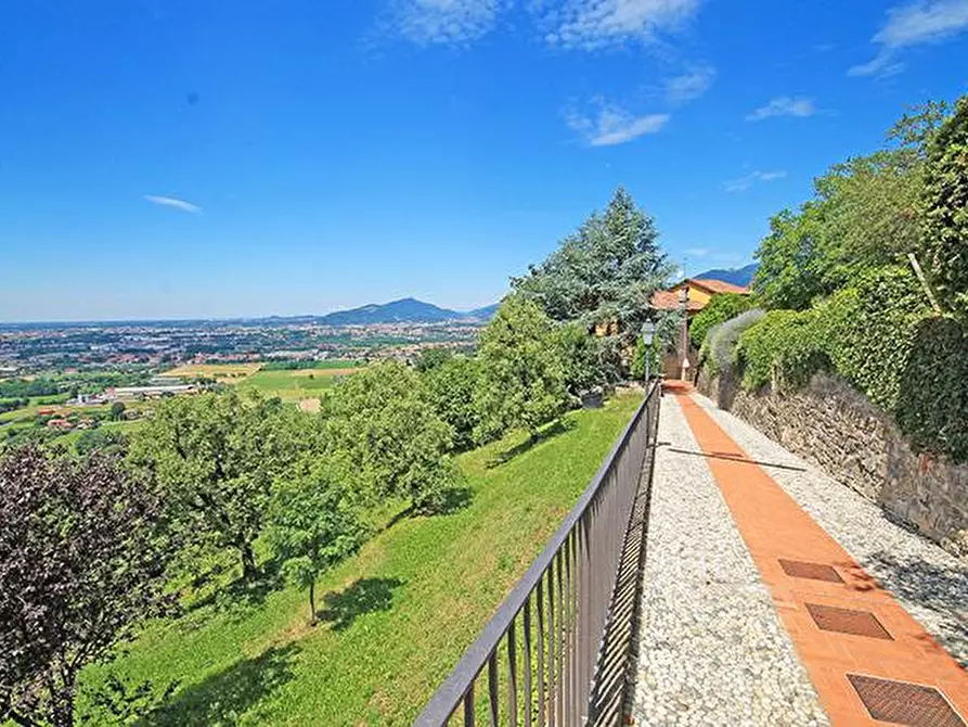 Immagine 1 di Attico in vendita  in via colle dei roccoli a Bergamo