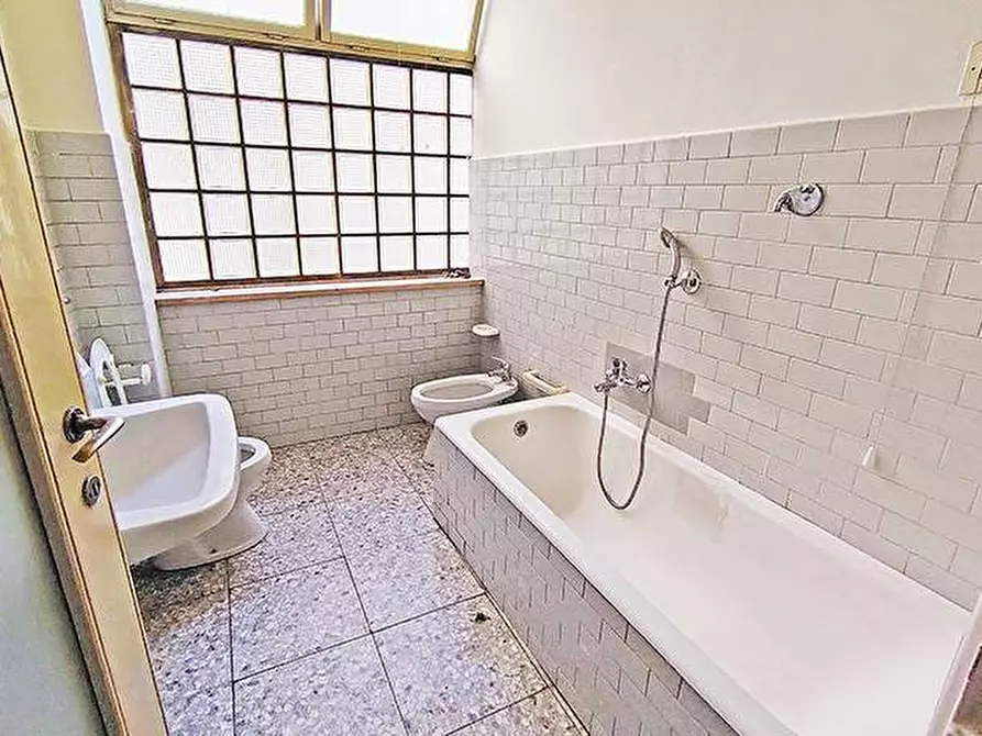 Immagine 13 di Appartamento in vendita  in via mazzini a Bergamo