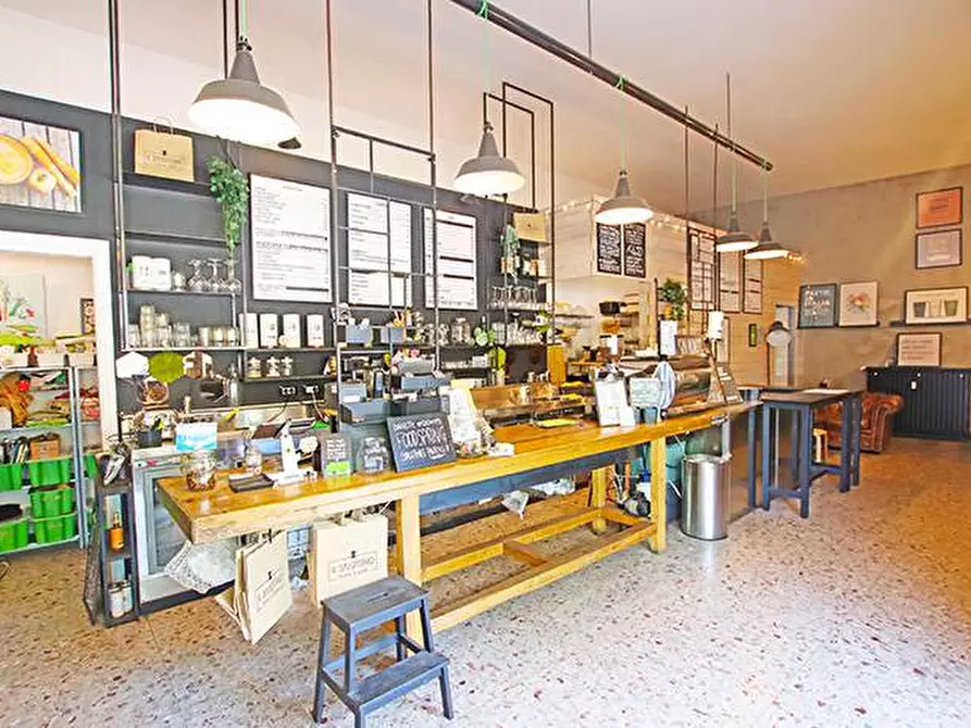 Immagine 1 di Negozio in affitto  in via caniana a Bergamo