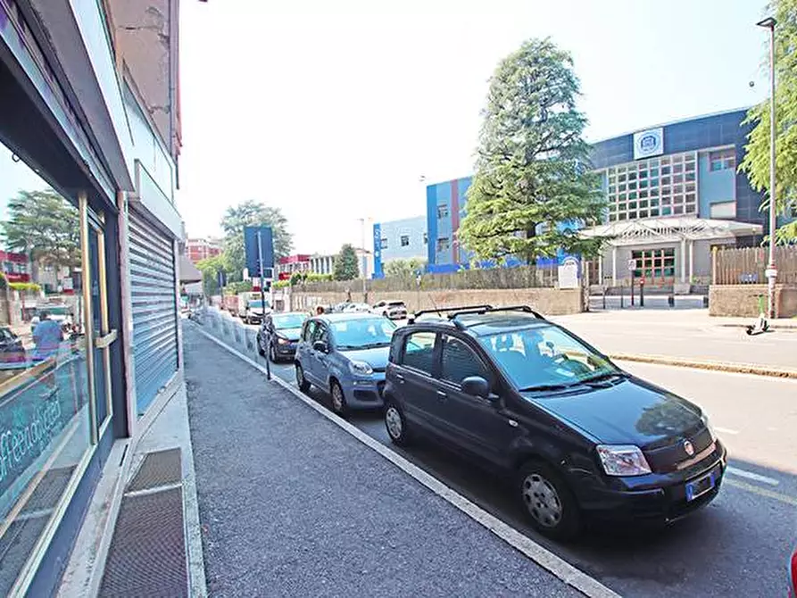 Immagine 11 di Negozio in affitto  in via caniana a Bergamo