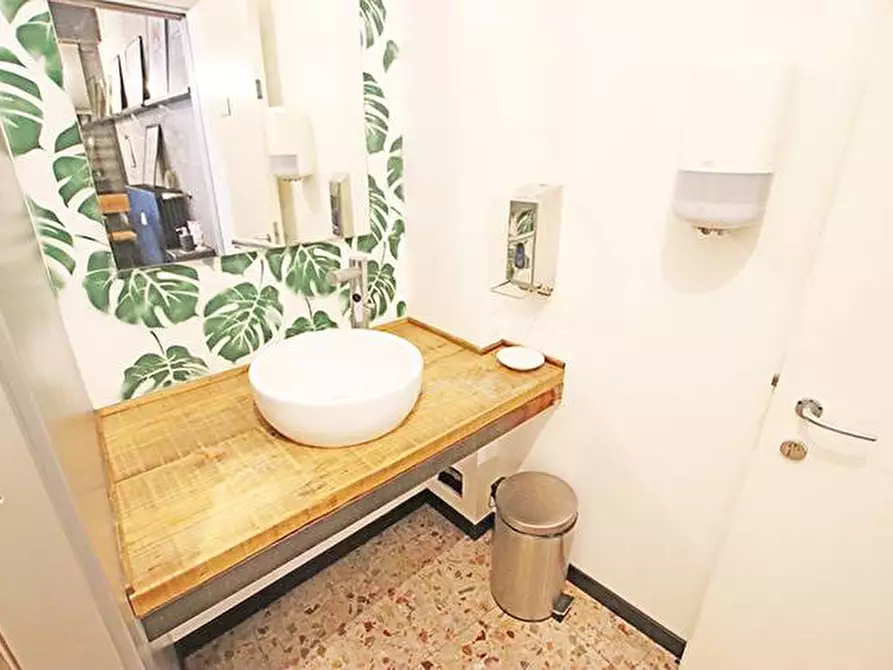 Immagine 8 di Negozio in affitto  in via caniana a Bergamo