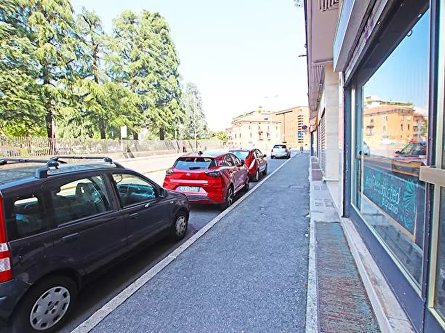 Immagine 10 di Negozio in affitto  in via caniana a Bergamo