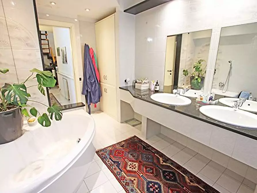 Immagine 24 di Villa in vendita  in via Santo Jesus 7 a Curno