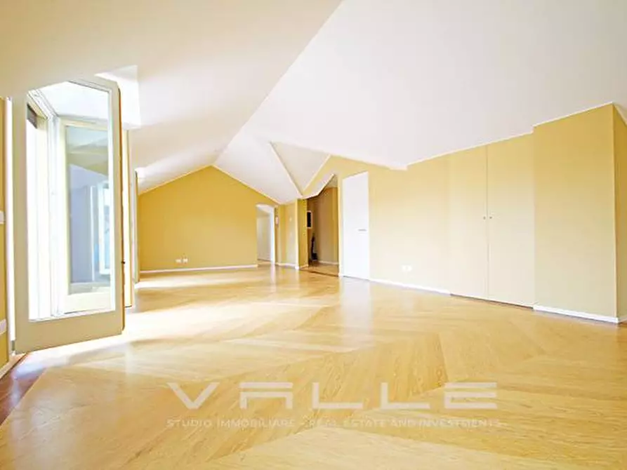 Immagine 11 di Attico in affitto  in via partigiani a Bergamo