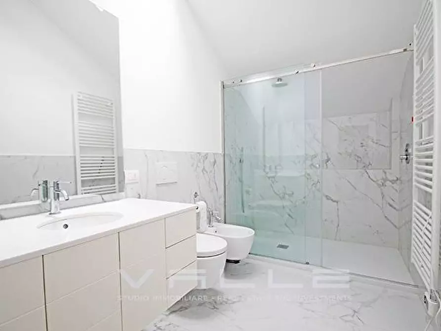 Immagine 16 di Attico in affitto  in via partigiani a Bergamo