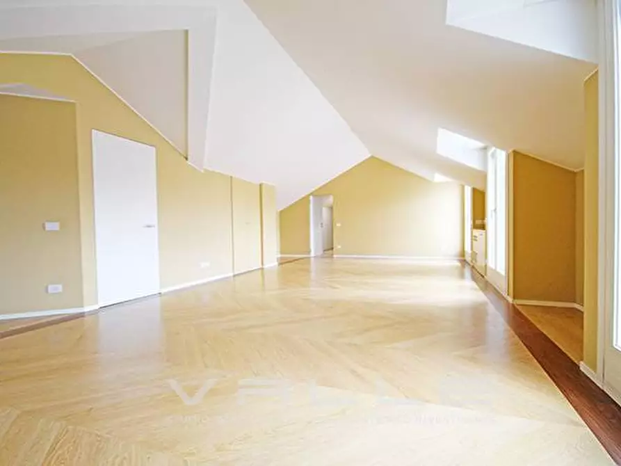 Immagine 8 di Attico in affitto  in via partigiani a Bergamo