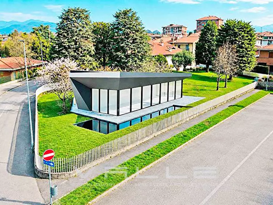 Immagine 1 di Villa in vendita  in via ippolito nievo a Mozzo