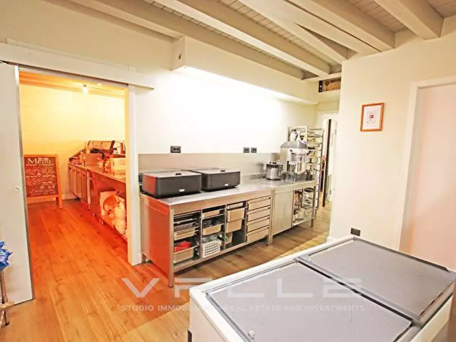 Immagine 17 di Attività commerciale in vendita  in via previtali a Bergamo