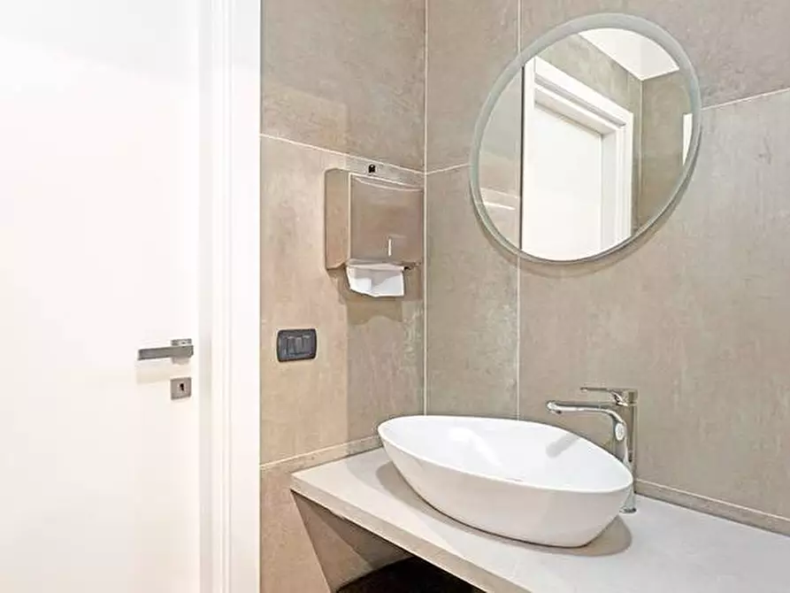 Immagine 9 di Ufficio in affitto  in via 24 maggio a Bergamo