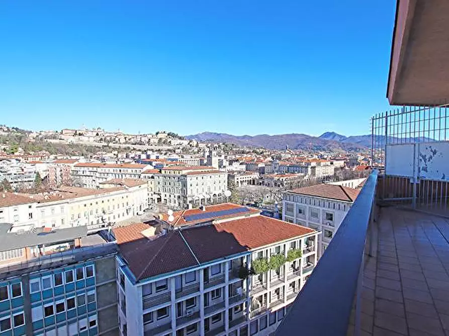 Immagine 10 di Attico in vendita  in via Tiraboschi a Bergamo