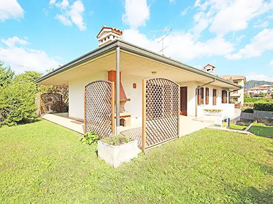Immagine 1 di Villa in vendita  in via ippolito nievo a Mozzo
