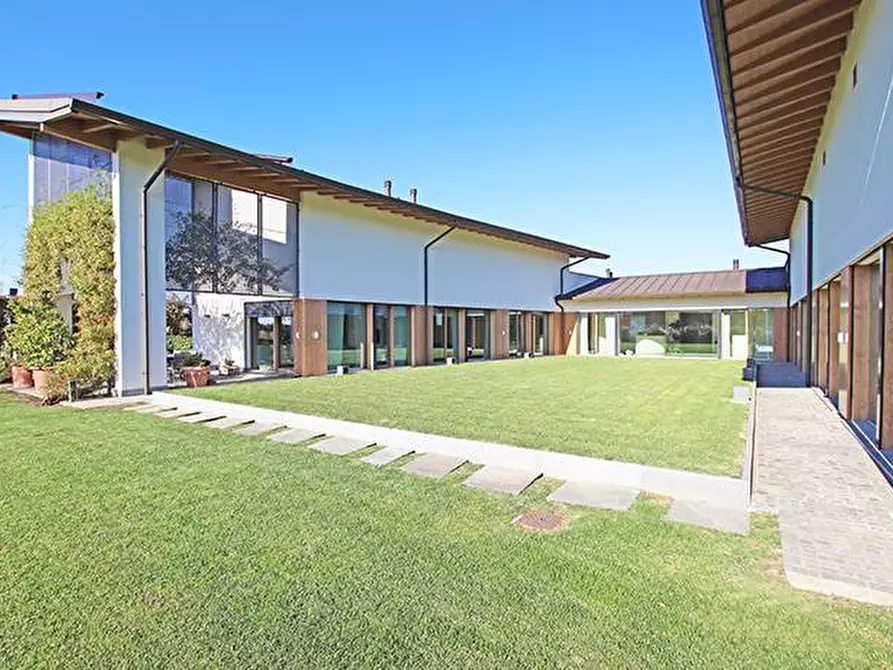 Immagine 1 di Villa in vendita  in via colombo a Treviolo