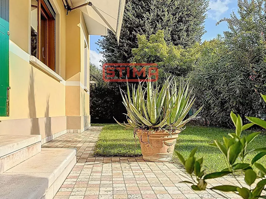 Immagine 1 di Villa in vendita  a Treviso