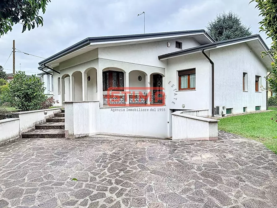 Immagine 1 di Villa in vendita  a Treviso