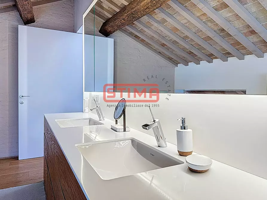 Immagine 40 di Palazzo in vendita  a Treviso