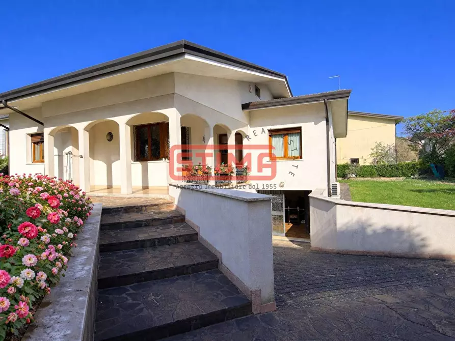 Immagine 1 di Villa in vendita  a Treviso