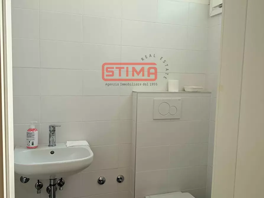 Immagine 11 di Negozio in affitto  a Treviso