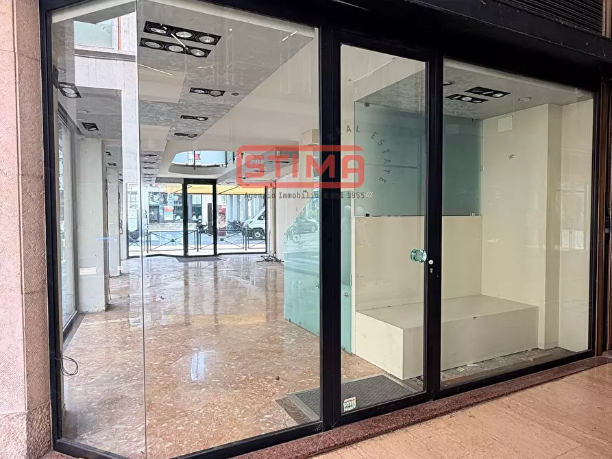 Immagine 3 di Negozio in affitto  a Treviso