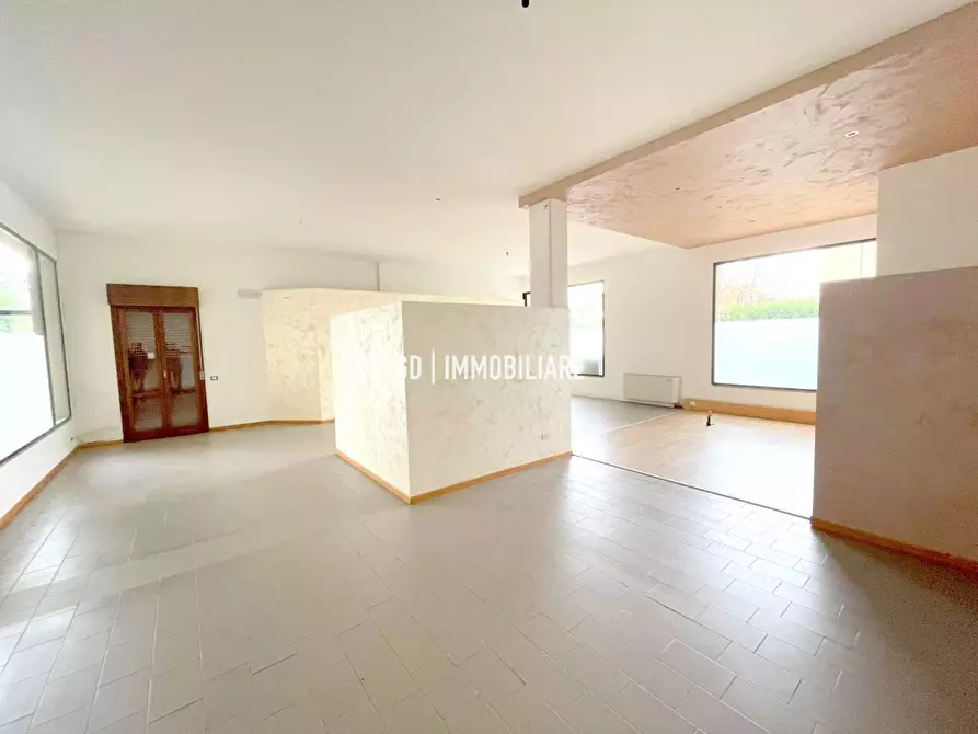 Immagine 2 di Attività commerciale in vendita  in Via Matteotti 29 a Cornuda