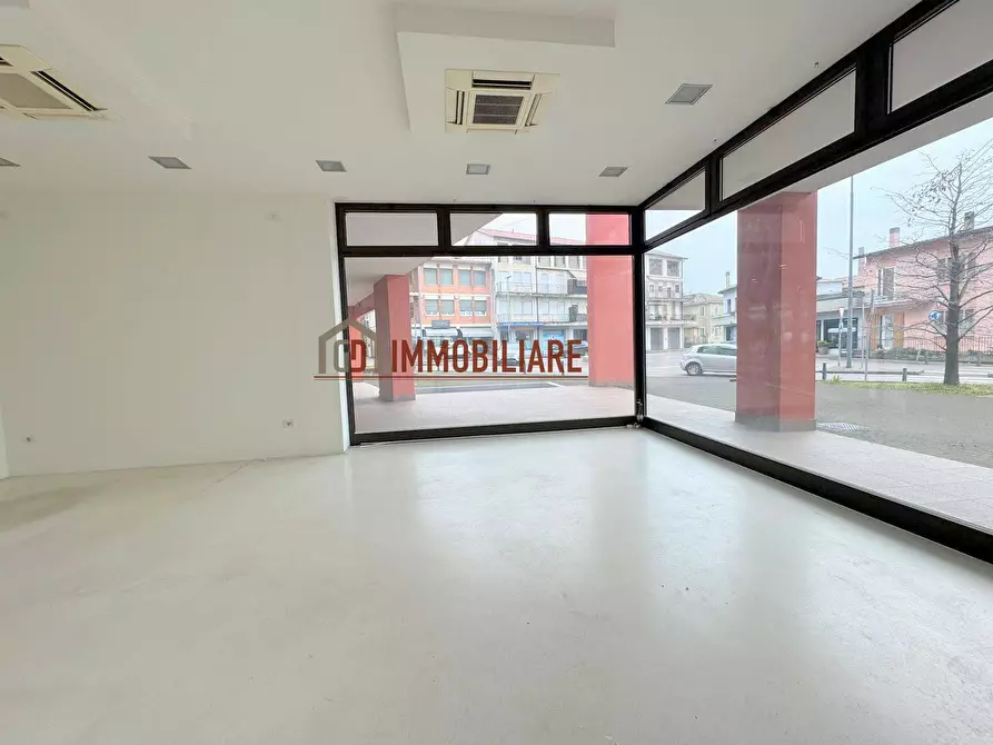 Immagine 10 di Attività commerciale in vendita  in Via manin 17 a Montebelluna