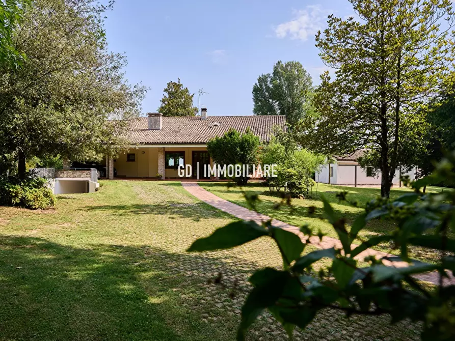 Immagine 9 di Villa in vendita  in VIA 18 GIUGNO 48 a Montebelluna