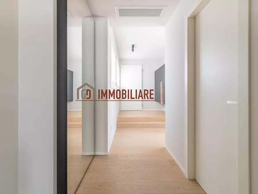 Immagine 11 di Attico in vendita  in Via Roma a Montebelluna