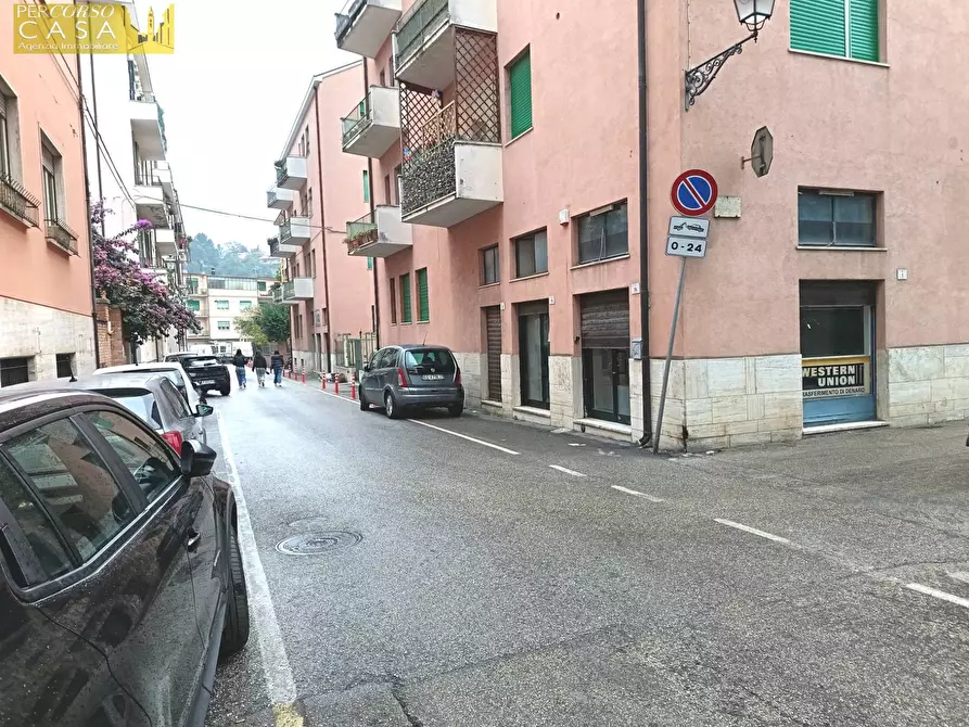 Immagine 9 di Locale commerciale in vendita  in Via Luigi Vinciguerra 16 a Teramo