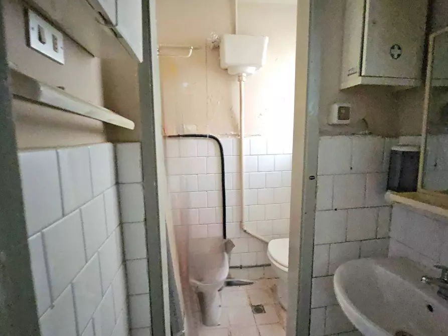 Immagine 6 di Locale commerciale in vendita  in Via Luigi Vinciguerra 16 a Teramo