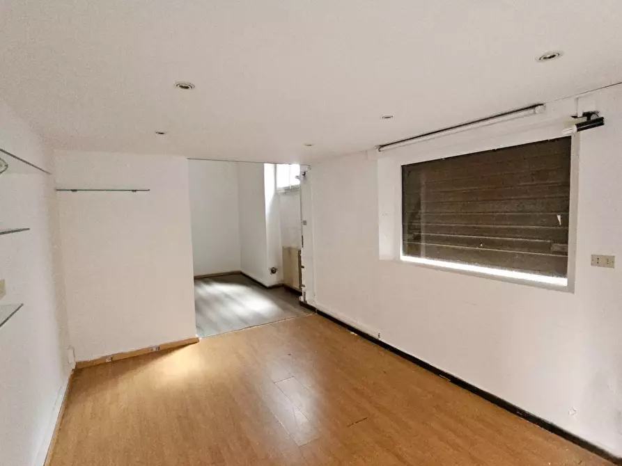 Immagine 3 di Locale commerciale in vendita  in Via Luigi Vinciguerra 16 a Teramo