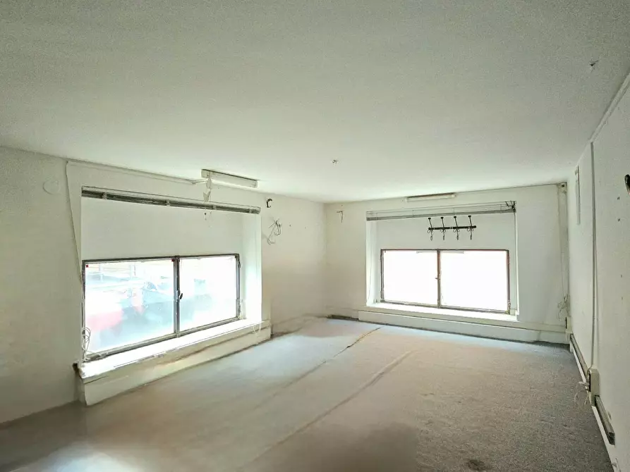 Immagine 4 di Locale commerciale in vendita  in Via Luigi Vinciguerra 16 a Teramo