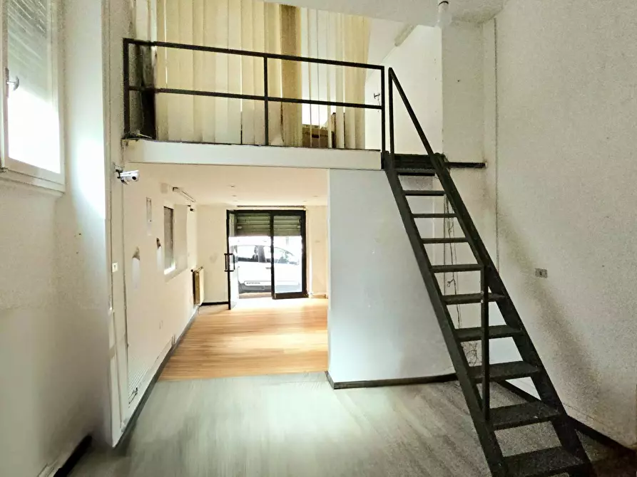 Immagine 2 di Locale commerciale in vendita  in Via Luigi Vinciguerra 16 a Teramo