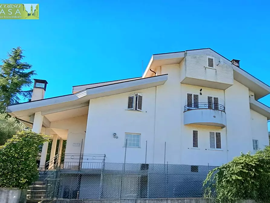 Immagine 1 di Villa in vendita  in Via della Pineta a Colledara