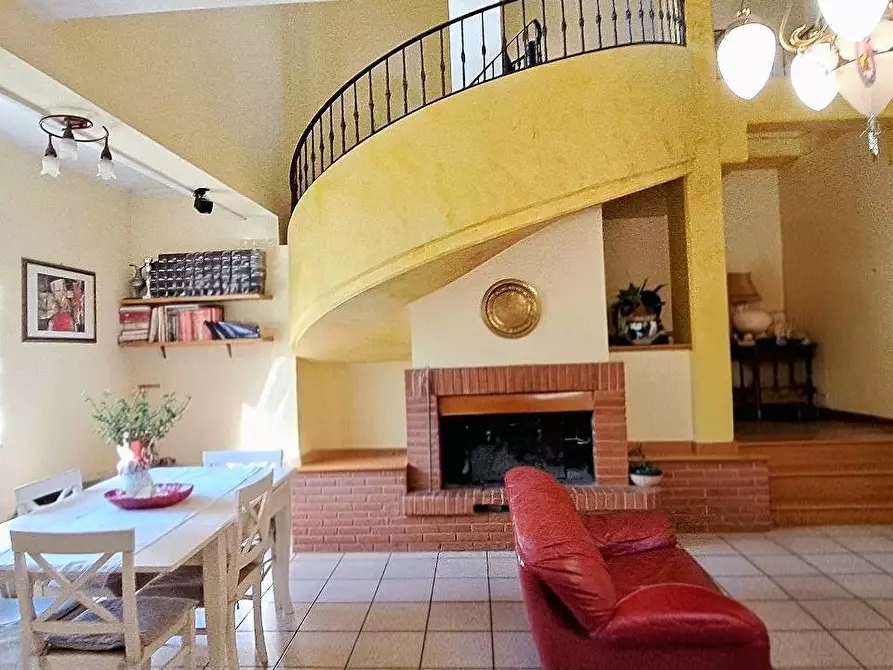 Immagine 3 di Villa in vendita  in Via della Pineta a Colledara