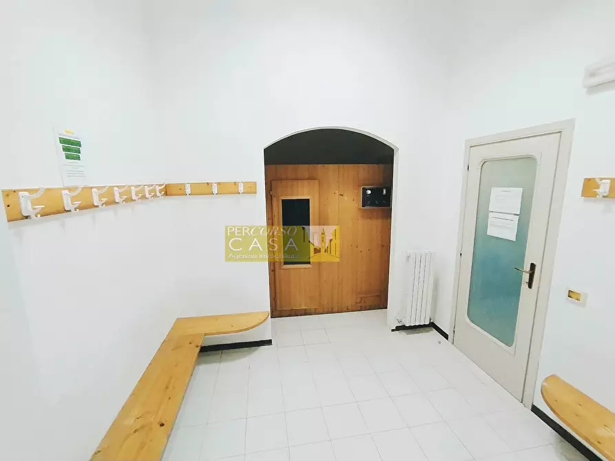 Immagine 18 di Locale commerciale in vendita  in Viale Giovanni Bovio 52 a Teramo