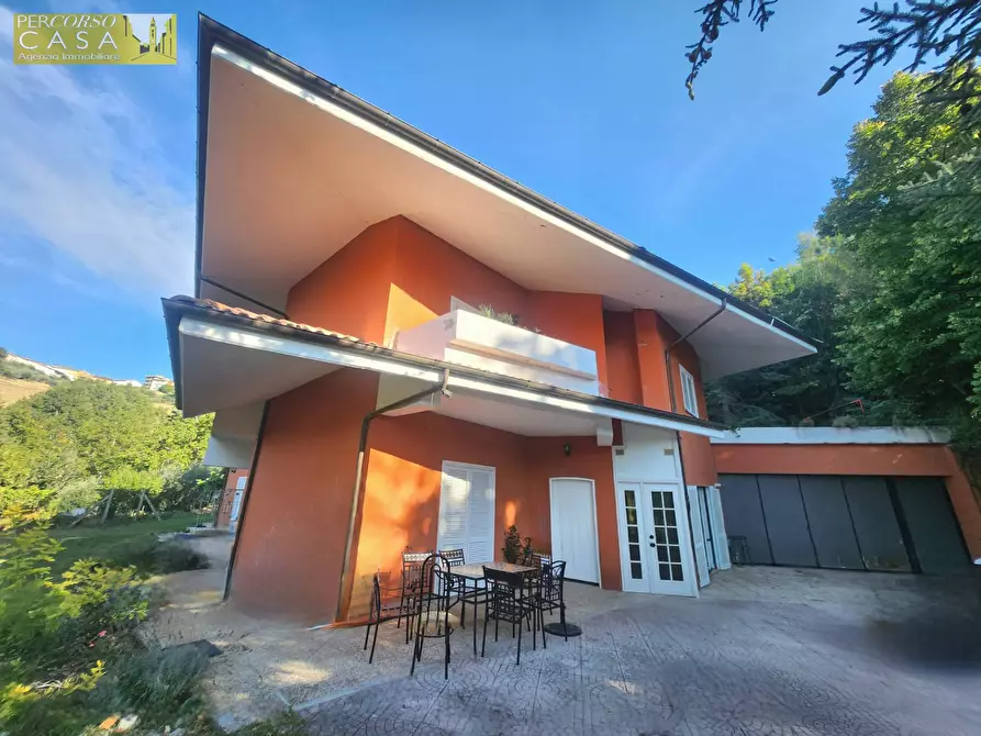 Immagine 2 di Villa in vendita  in Villa Tordinia a Teramo