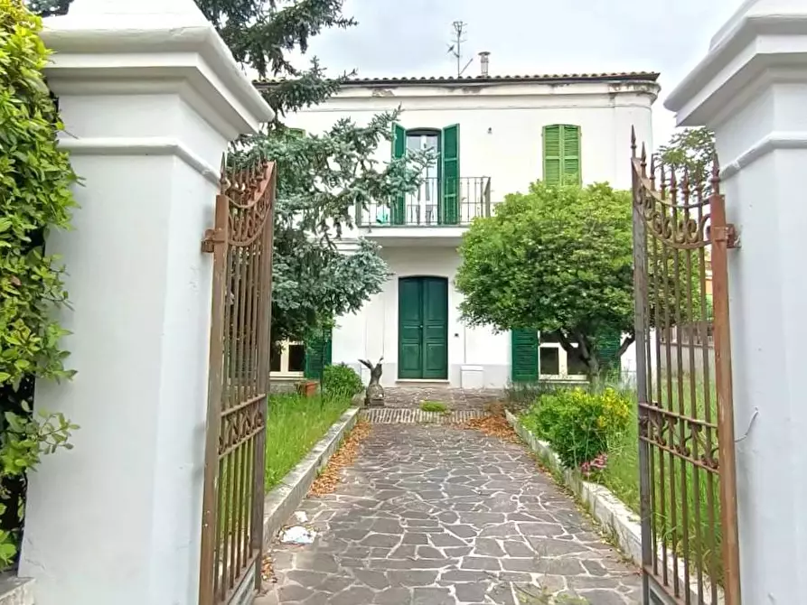 Immagine 3 di Villa in vendita  in CAMPOVALANO a Campli