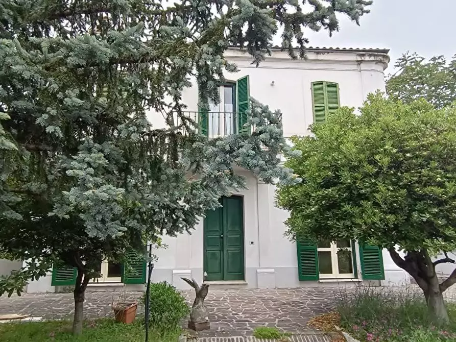 Immagine 2 di Villa in vendita  in CAMPOVALANO a Campli