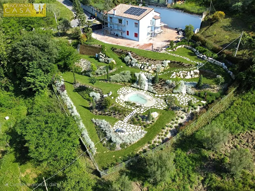 Immagine 2 di Villa in vendita  in C.da De Contro 1 km dal centro a Teramo