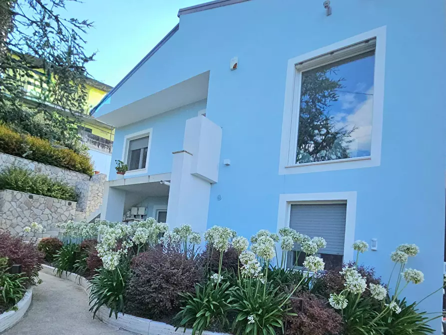 Immagine 3 di Villa in vendita  in C.da De Contro 1 km dal centro a Teramo