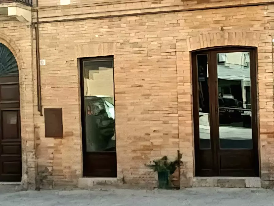 Immagine 1 di Locale commerciale in vendita  in via Del Castello a Teramo