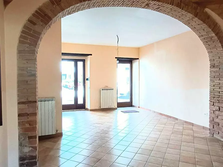 Immagine 2 di Locale commerciale in vendita  in via Del Castello a Teramo