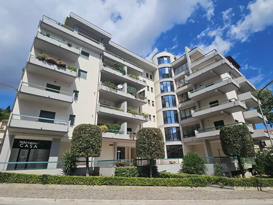 Immagine 2 di Locale commerciale in affitto  in Viale Crucioli a Teramo