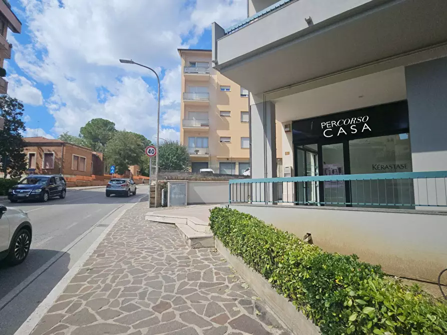 Immagine 8 di Locale commerciale in affitto  in Viale Crucioli a Teramo