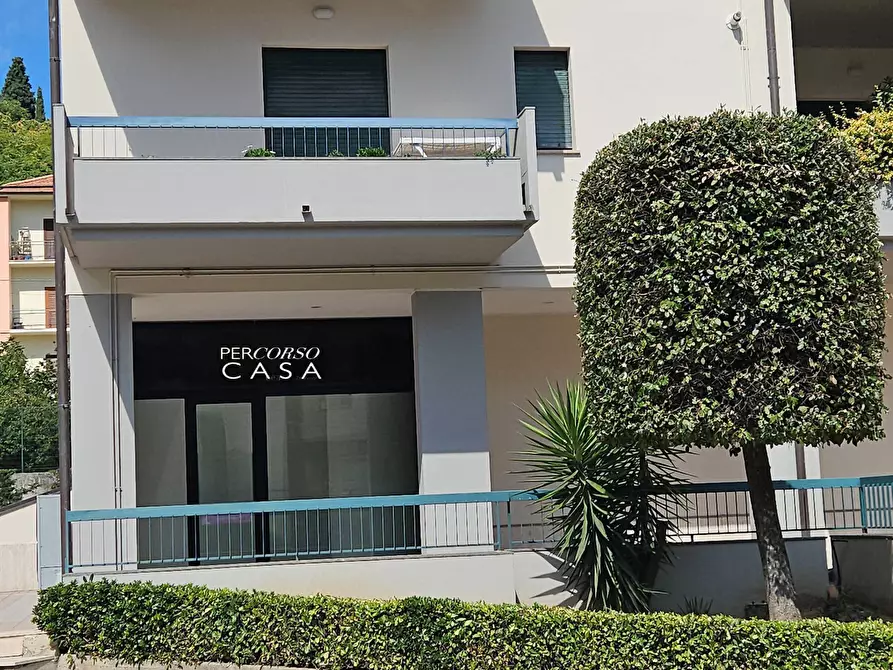 Immagine 9 di Locale commerciale in affitto  in Viale Crucioli a Teramo