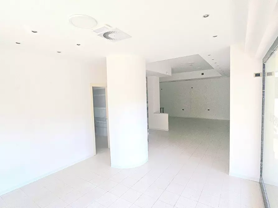 Immagine 5 di Locale commerciale in affitto  in Viale Crucioli a Teramo