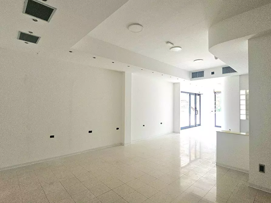 Immagine 4 di Locale commerciale in affitto  in Viale Crucioli a Teramo