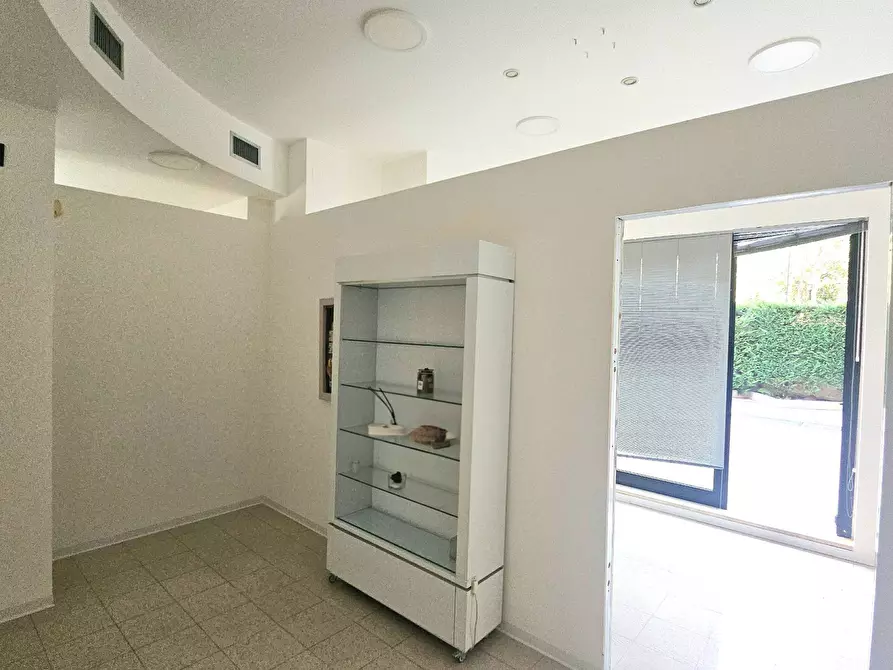 Immagine 11 di Locale commerciale in affitto  in Viale Crucioli a Teramo