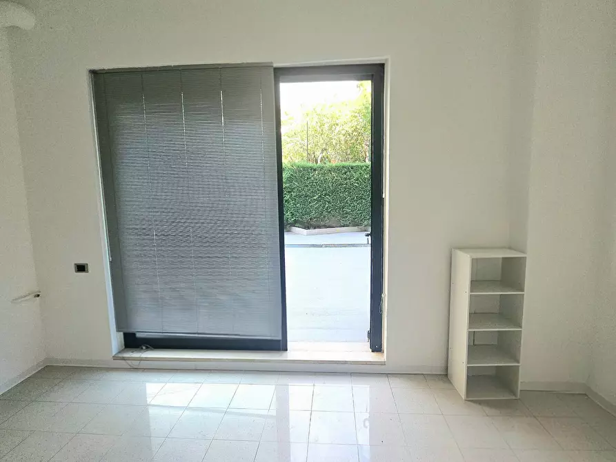 Immagine 12 di Locale commerciale in affitto  in Viale Crucioli a Teramo