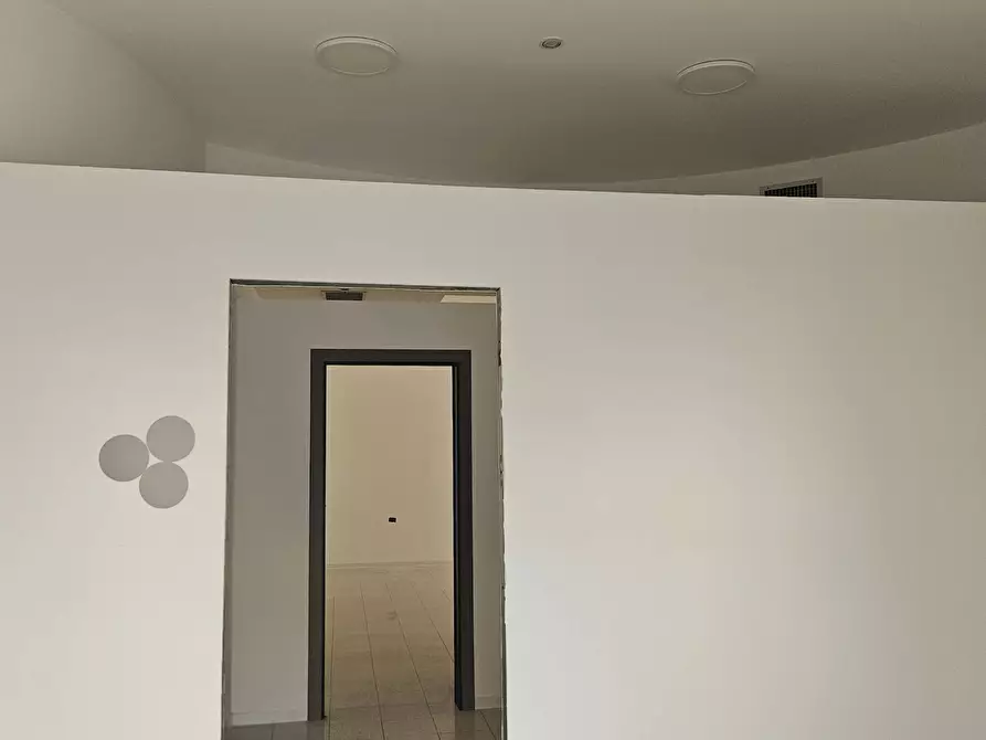 Immagine 13 di Locale commerciale in affitto  in Viale Crucioli a Teramo