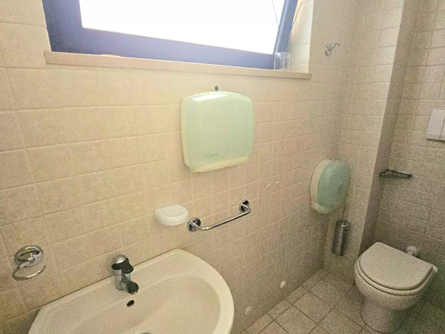 Immagine 22 di Locale commerciale in affitto  in Viale Crucioli a Teramo